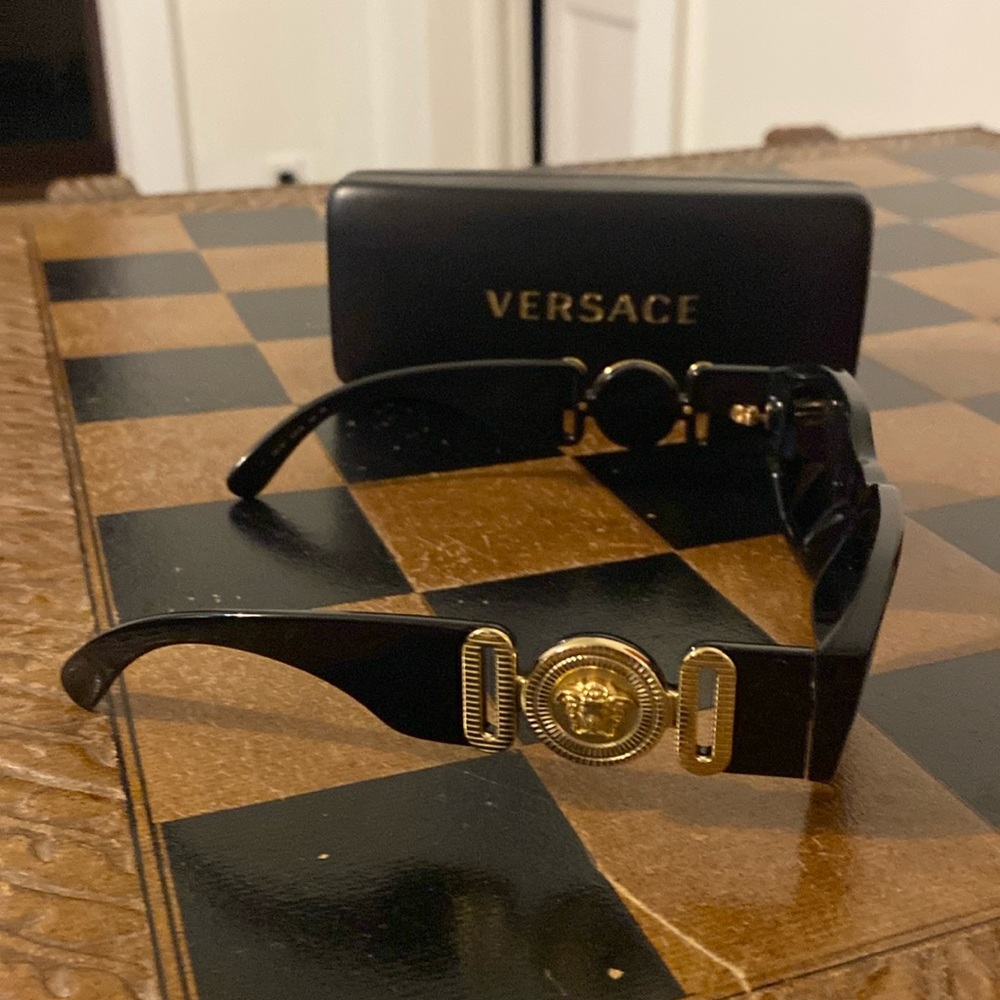Versace “BIGGIE” black/ gold sunglasses 😎 CLASSICS VERSACE DESIGNERS
